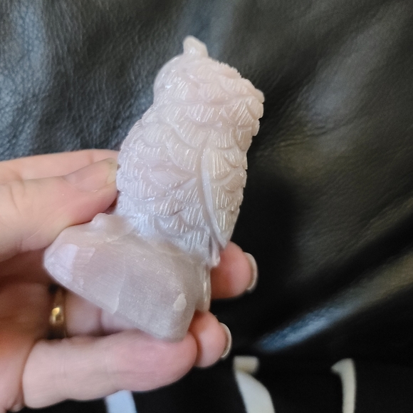 Milk pink Rhodonite & Onyx carved owl statue 3" - Picture 6 of 6